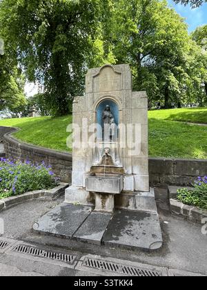 St. Ann’s Well am Fuße der Pisten in Buxton liefert natürliches Quellwasser Stockfoto