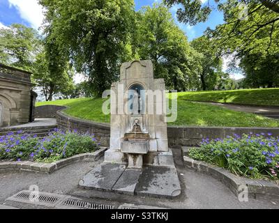 St. Ann’s Well am Fuße der Pisten in Buxton liefert natürliches Quellwasser Stockfoto