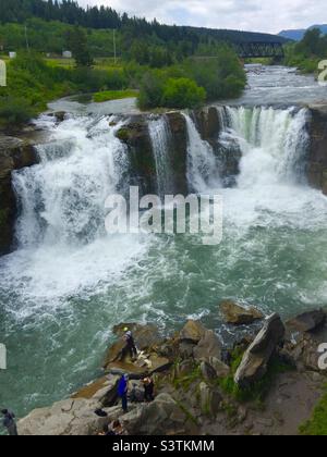 Lundbreck Falls ist ein Wasserfall des Crowsnest River im südwestlichen Alberta, Kanada entfernt in der Nähe des Weilers von Lundbreck. Stockfoto