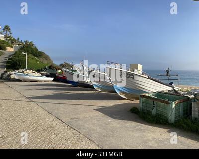 Fischerboote am Strand in Salema, Portugal Stockfoto