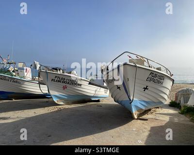 Fischerboote am Strand in Salema, Portugal Stockfoto