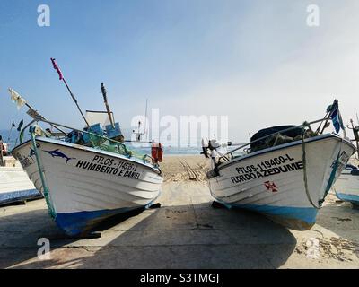 Zwei Fischerboys auf dem Sand in Salema, Portugal Stockfoto