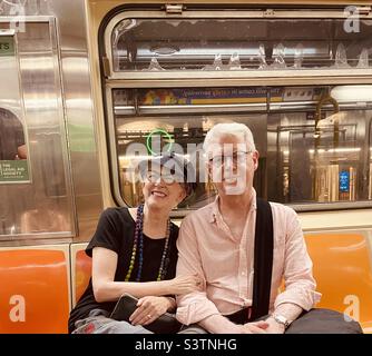 Hey lächelndes Paar in einem New Yorker U-Bahn-Zug Stockfoto