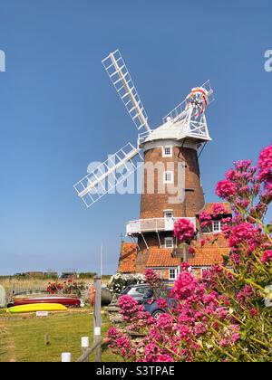 Cley Windmühle in Cley am Meer, Cley Marshes North Norfolk- Sommer Norfolk Landschaft - Windmühle Architektur Stockfoto