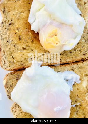 Pochierte Eier auf geröstetem Toast Stockfoto