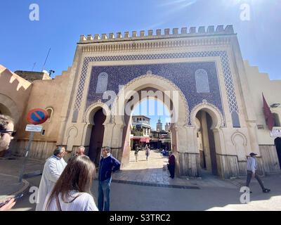 Das Bab Bou Jeloud Tor Wahrzeichen und Sehenswürdigkeiten, führt in die alte Medina von Fès, Marokko, Nordafrika Stockfoto