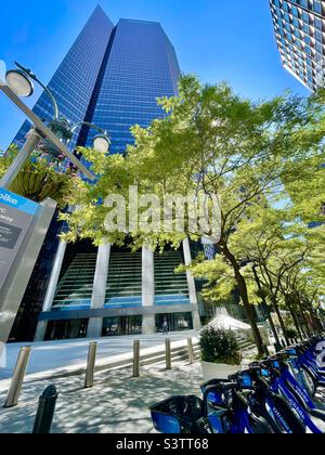 Blick auf einen Wolkenkratzer auf der Park Avenue in New York City Stockfoto