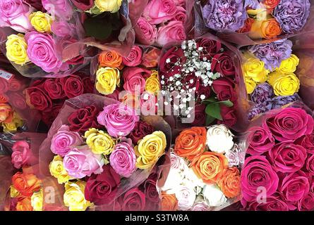 Schöne Auswahl an frischen Blumensträußen zum Verkauf in einem lokalen Walmart in Utah, USA. Stockfoto