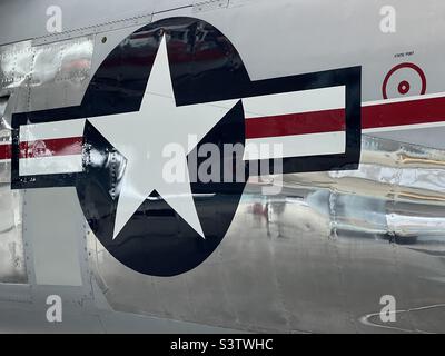 WASHINGTON STATE, USA, DEC 2021: Historische United States Air Force, USAF, rot, weiß und blau Symbol mit einem einzigen Stern, auf der Seite eines alten Flugzeugs Stockfoto