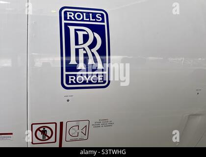 WASHINGTON, USA, 2021. DEZEMBER: Nahaufnahme, Rolls Royce-Logo auf der Seite eines großen Passagierflugzeugs Stockfoto