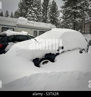 Das Auto war von tiefem Schnee bedeckt, nachdem es auf einem Parkplatz, Mammoth Mountain, Kalifornien, gelassen wurde Stockfoto