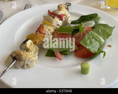 Hähnchen und Gemüsekebab auf einem Teller mit Salat gepflückt Stockfoto