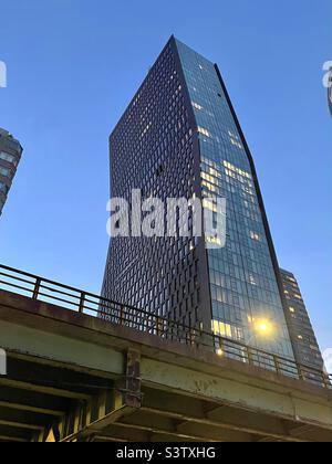 Ein Blick auf die ungewöhnliche Architektur des amerikanischen Kupfergebäudes von unterhalb des FDR-Antriebs in New York City USA Stockfoto