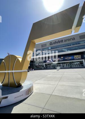 Großes Utah Jazz Basketball-Logo vor der Vivint Arena, der Heimat des Utah Jazz in SLC, Utah, USA. Stockfoto