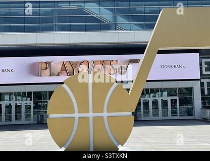 Großes Utah Jazz Basketball-Logo vor der Vivint Arena, der Heimat des Utah Jazz in SLC, Utah, USA. Stockfoto