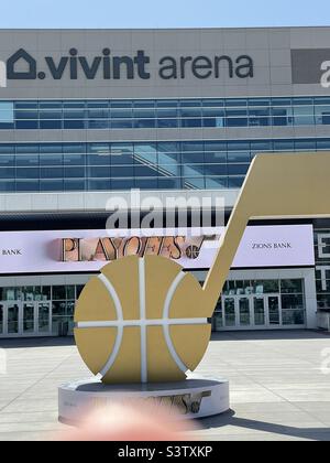 Großes Utah Jazz Basketball-Logo vor der Vivint Arena, der Heimat des Utah Jazz in SLC, Utah, USA. Stockfoto