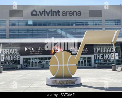 Großes Utah Jazz Basketball-Logo vor der Vivint Arena, der Heimat des Utah Jazz in SLC, Utah, USA. Stockfoto