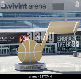 Großes Utah Jazz Basketball-Logo vor der Vivint Arena, der Heimat des Utah Jazz in SLC, Utah, USA. Stockfoto