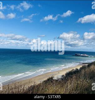 Paar zu Fuß am Cromer Beach in North Norfolk, England, Großbritannien. Stockfoto