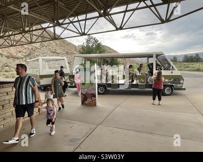 Der Shuttle am Dinosaur National Monument in Vernal, Utah, USA, bringt Besucher vom Besucherzentrum aus, das eine kurze Strecke bergauf zum Steinbruch oder zur Ausgrabung führt, wo die Fossilien und Knochen auf sie warten. Stockfoto