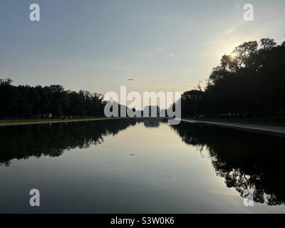 Sonnenuntergang über dem reflektierenden Pool in Washington, D.C. Stockfoto