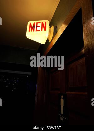 Vintage Men's Room Schild in der Bar, Wisconsin Stockfoto