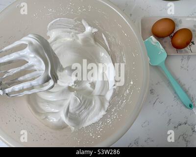 Eiweiß zu Schnee schlagen Stockfoto