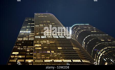 LOS ANGELES, CA, 2022. FEBRUAR: Blick auf die zwei Wolkenkratzer von einem und zwei California Plaza in der Nacht, Büros beleuchtet in der Nacht im Finanzviertel der Innenstadt Stockfoto