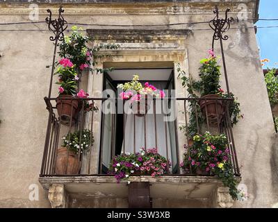 Einer der vielen schönen, blumenbedeckten Balkone in Sorrento, Italien. Stockfoto