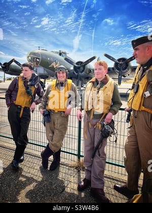 Boeing B-17-Bombercrew-Mitglieder posieren vor ihrem Flugzeug („Sally B“) im IWM Duxford, Cambridgeshire, Großbritannien. Stockfoto