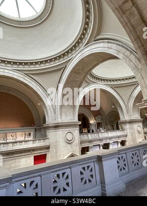 Ein Blick vom Zwischengeschoss des Metropolitan Museum of Art auf die wunderschönen Architekturbögen und das Dachfenster von New York City. Stockfoto