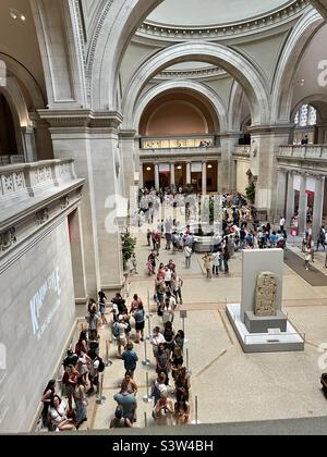 Blick vom Zwischengeschoss des Metropolitan Museum of Art auf die Menschen in der Haupteingangshalle von New York City Stockfoto