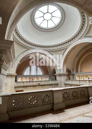 Blick auf das Oberlicht des Metropolitan Museum of Art vom Zwischengeschoss, New York City Stockfoto