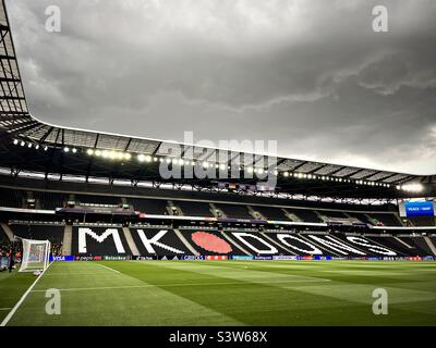 Ein allgemeiner Blick auf den Fußballplatz im Stadium MK, Heimat von Milton Keynes Dons, die in der League One der englischen Football League spielen. Stockfoto