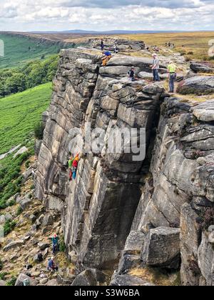 Klettern am Stanage Edge, Peak District Park, England Stockfoto