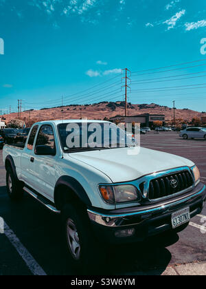 Ein Toyota Tacoma Pickup-Truck, der auf einem Parkplatz in Vellejo, Kalifornien, geparkt ist. Stockfoto