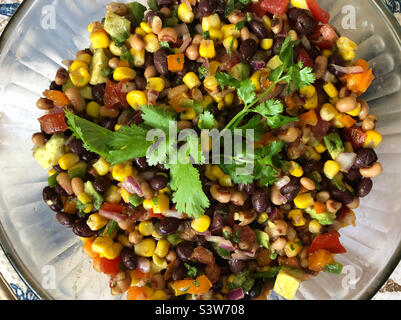 Cowboy-Kaviar Tex-Mex-Dip mit einem herzhaften Dressing aus Olivenöl, Limettensaft, Honig und Gewürzen. Stockfoto