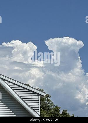 An einem heißen Sommertag über den Wasatch Mountains in Utah, USA, bauen sich Cumulonimbus-Wolken. Stockfoto