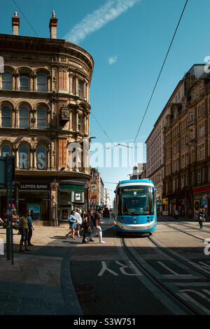 Eine U-Bahn-Straßenbahn der West Midlands führt durch alte Gebäude und Architektur im Stadtzentrum von Birmingham Stockfoto