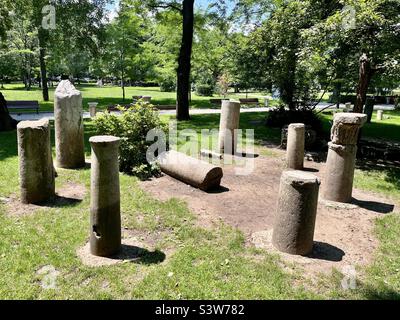 Antike Säulen des Römischen Reiches im Lapidarium im Doctor’s Park, Sofia, Bulgarien, Osteuropa, Balkan, EU Stockfoto