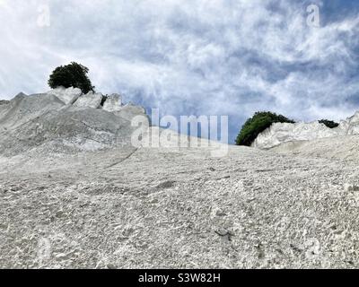 Die weißen Kreidefelsen von Mons Cliff, unten abgebildet Stockfoto