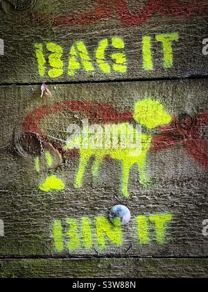 ‘Bag it… Bin it’ schmiertes Graffiti ermutigt Hundebesitzer, nach ihren Haustieren aufzuräumen Stockfoto