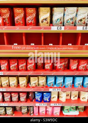 Verschiedene Lindor Schokolade zum Verkauf im Tesco Supermarkt Stockfoto