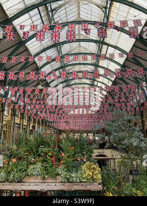 Der Covent Garden ist mit Union Jack-Fahnen dekoriert Stockfoto