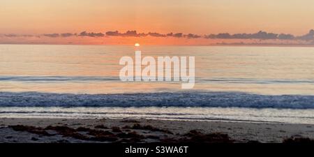 Herrlicher Sonnenaufgang über dem Atlantik in Florida. Mit schönen Farben Stockfoto