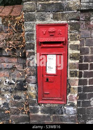 Der Royal Mail-Briefkasten, der in eine Wand eingefügt wurde Stockfoto