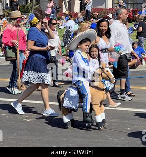 6. August 2022 Ein kleiner Junge reitet auf einem Spielzeugpferd bei der Kinderparade ‘Old Spanish Days’ Fiesta in Santa Barbara, Kalifornien, USA Stockfoto