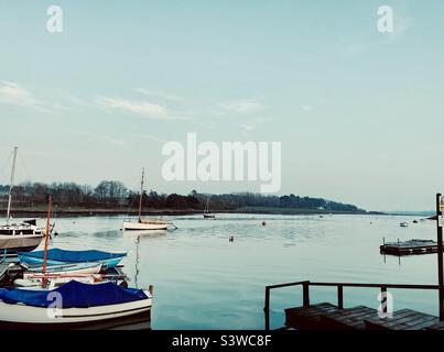 Die Boote vertäuten auf den stillen Gewässern des Flusses Deben in Woodbridge, Suffolk, East Anglia, England, Großbritannien. Stockfoto