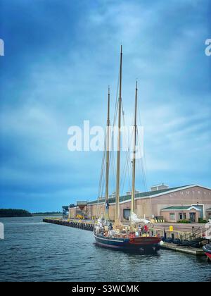 Der Spirit of Bermuda ist ein moderner Bermuda-Schlaufe. Sie ist eine Replik eines Kriegsschlops der Royal Navy, dargestellt in einem bekannten Gemälde aus dem Jahr 1831. Am Kai in Summerside, Prince Edward Island, Stockfoto