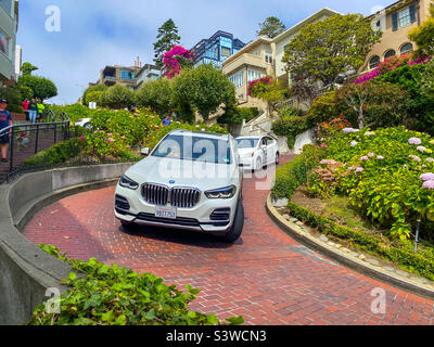 Autos, die die Lombard Street in San Francisco, Kalifornien, entlang fahren. Stockfoto